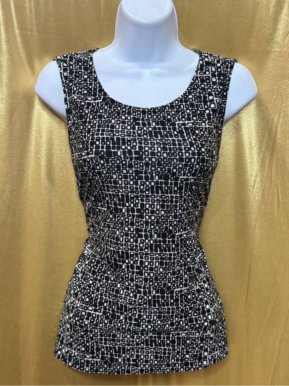 JM Collection Geometric Square Print Sleeveless Scoop Neck Top — Size Small